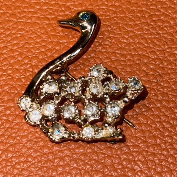 Vintage Swan Brooch  emerald eye  Rhinestone Gold Tone 60s Retro - Picture 2 of 6